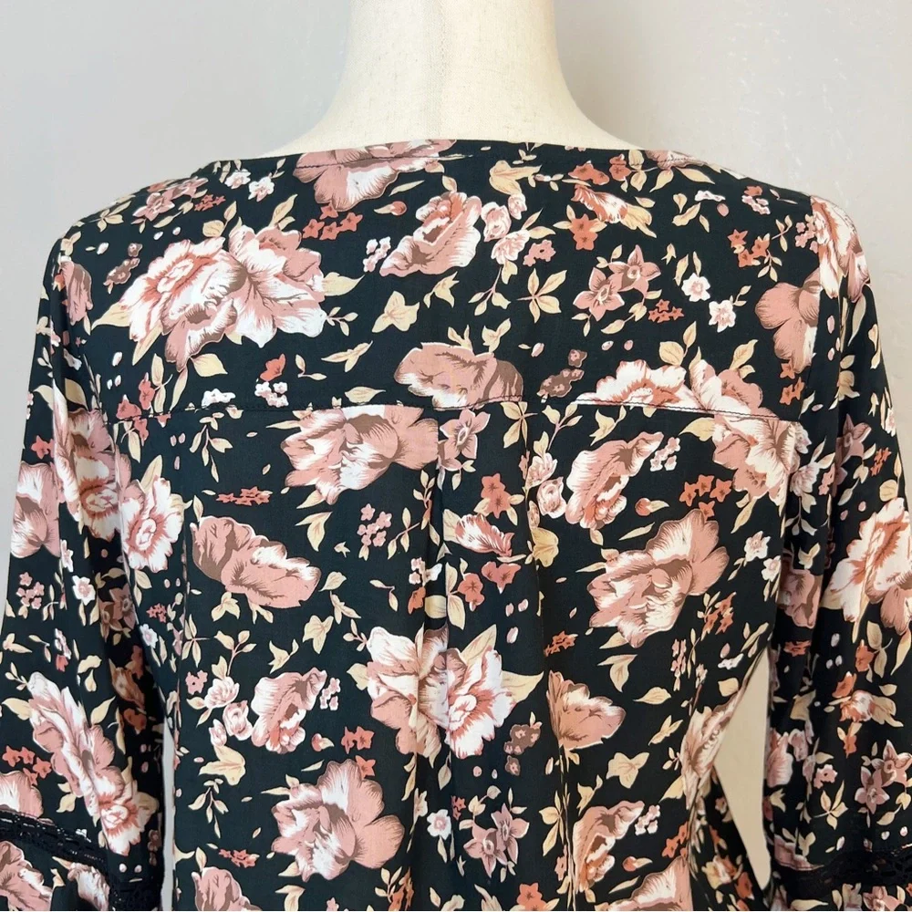 •KIVARI• Black Tuscan‎ Floral Cropped Boho Blouse Top Size XS Crochet Tassel - Picture 8 of 11